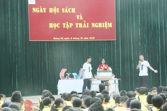 Rất nhiều tiết mục hấp dẫn mang đậm tính khoa học thường thức trong khai mạc ngày hội đã thu hút sự chú ý của hàng nghìn học sinh. Trong ảnh là phần giới thiệu ấn tượng của nhóm nghiên cứu sản phẩm "Nhà chống lũ" - dự án mà học sinh THCS Giảng Võ đạt giải Tư toàn quốc cuộc thi Khoa học kỹ thuật do Bộ GD&ĐT tổ chức.