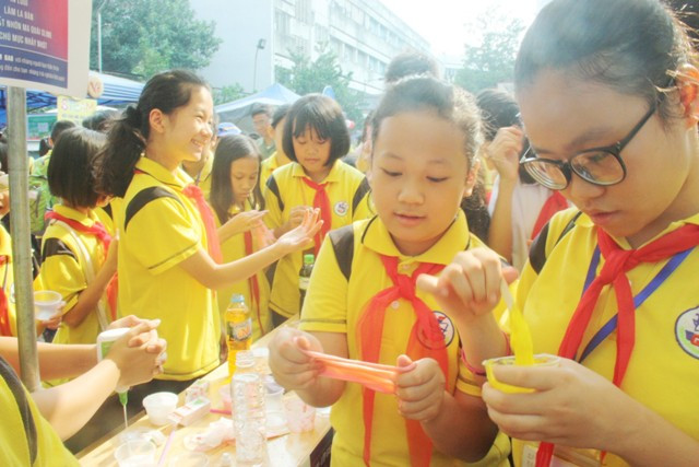 Thực hành làm slime cũng là tiết mục "hút hồn" rất nhiều học sinh