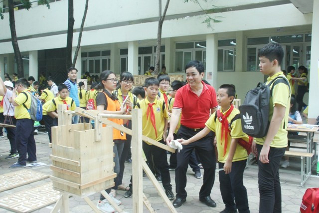 Kiến thức nhiều môn học từ sách vở đã được hiện thực hóa vô cùng sinh động, hấp dẫn và thực sự truyền cảm hứng. Trong ảnh, thầy Hiệu trưởng Đoàn Công Thạo cùng học sinh thực hành máy bắn đá - một loại vũ khí thời cổ, dùng nguyên lý đòn bẩy và tính đàn hồi của cần để bắn đá đi