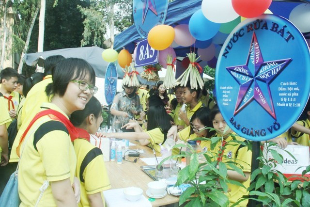 Học sinh tham gia trải nghiệm Hóa học lý thú