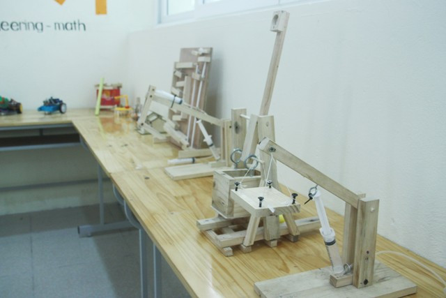 Một số sản phẩm trong phòng Lab được làm nhờ áp dụng những kiến thức thực tế như về cánh tay đòn hay piston
