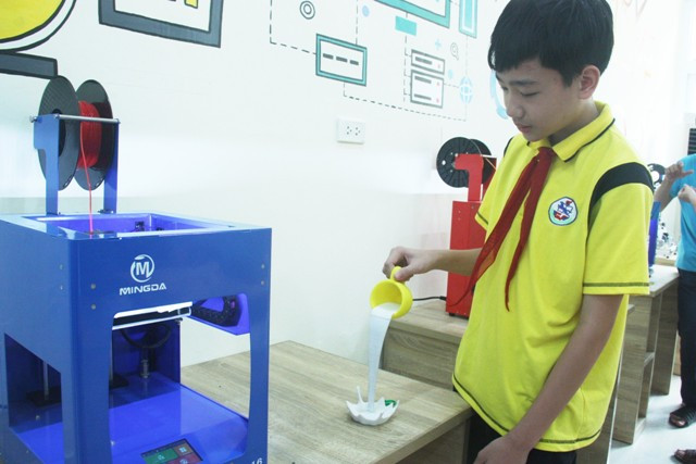Học sinh trường THCS Giảng Võ đang quan sát một sản phẩm từ máy in 3D