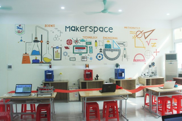 Một góc phòng Lab STEM, được trang bị máy in 3D và máy khắc CNC laser