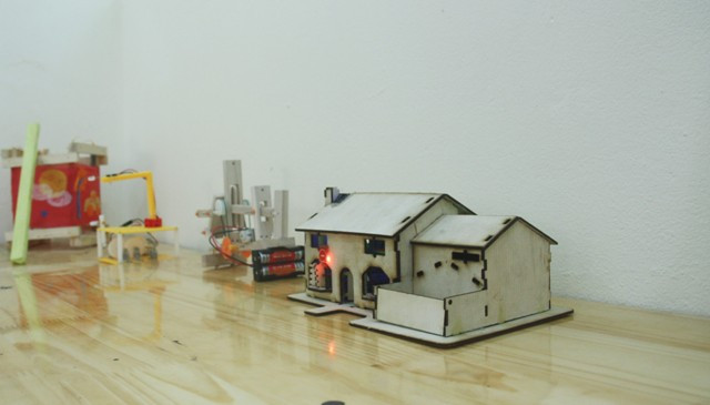 Nhà thông minh được gắn các loại cảm biến (ánh sáng, cảm biến chạm), có thể tự động bật đèn, mở cửa - một sản phầm tại phòng Lab