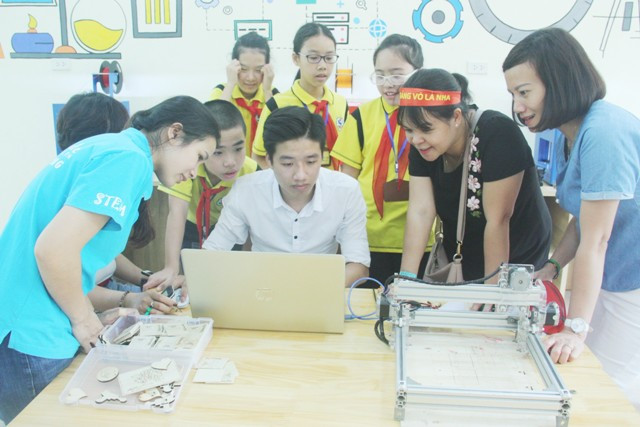 Giáo viên, các bậc phụ huynh và học sinh cùng thích thú khi được trải nghiệm các công đoạn làm ra sản phẩm từ máy khắc CNC