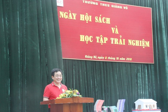 Để đáp ứng yêu cầu của thời đại mới, con người không chỉ cần tri thức mà phải có năng lực tư duy, sáng tạo, có kĩ năng phân tích, tổng hợp và khả năng làm việc độc lập. Nhấn mạnh điều này, thầy hiệu trưởng Đoàn Công Thạo cho biết, với tinh thần "học thông qua thực làm", giáo dục STEM, STEAM ra đời đã truyền cảm hứng và đam mê học tập, trang bị cho học sinh kiến thức, kĩ năng làm việc để có thể phát triển trong thế giới công nghệ hiện đại ngày nay.