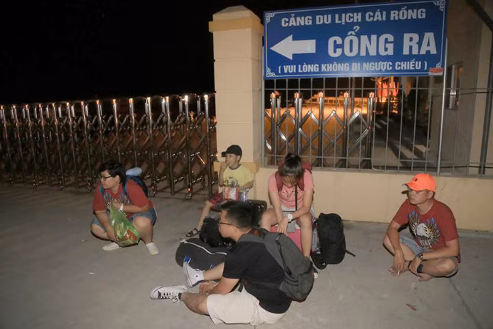 Khách du lịch Cô Tô bị bỏ rơi trong đêm