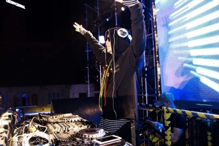 "DJ số 1 Việt Nam" Wang Trần gây náo loạn phố đi bộ Nguyễn Huệ