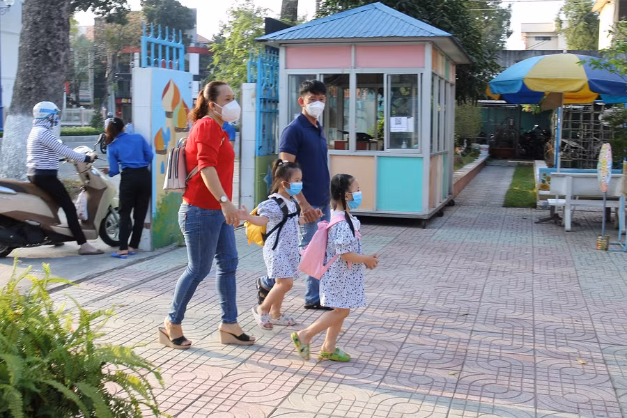 Phụ huynh yên tâm đưa con em đến trường.