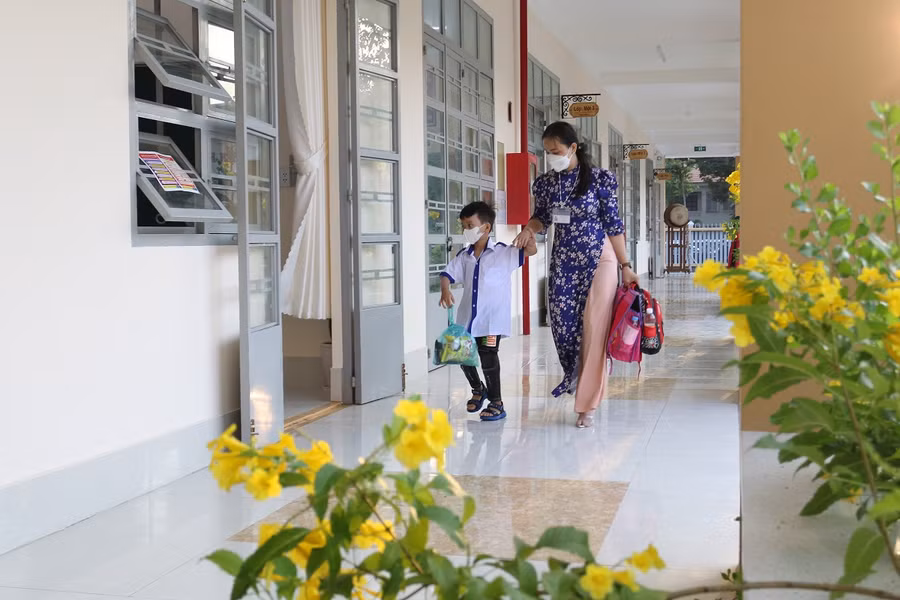 Các em lớp 1 Trường TH Nguyễn Trãi được giáo viên rước vào lớp học.