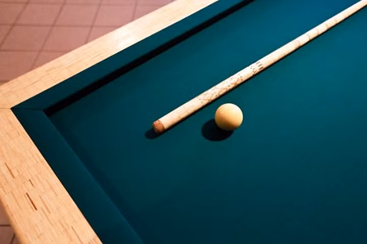 Bỏ 10 năm ghép hơn 1,8 triệu que diêm làm bàn billards