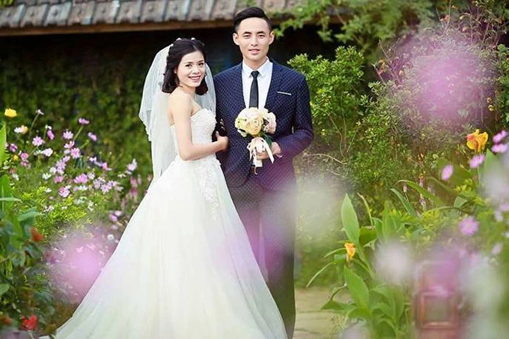 Nguyễn Thị Huyền rạng rỡ bên chồng