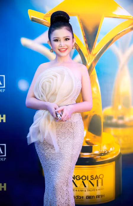 Hoa hau Janny Thuy Tran dep kieu sa tren tham do - Anh 4