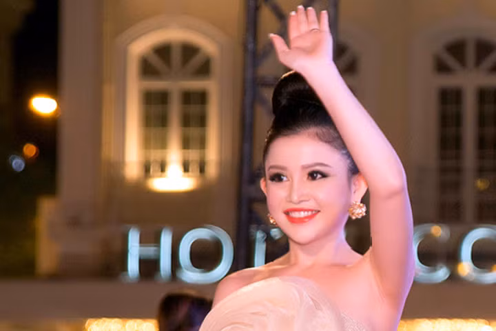 Hoa hậu Janny Thủy Trần đẹp kiêu sa trên thảm đỏ