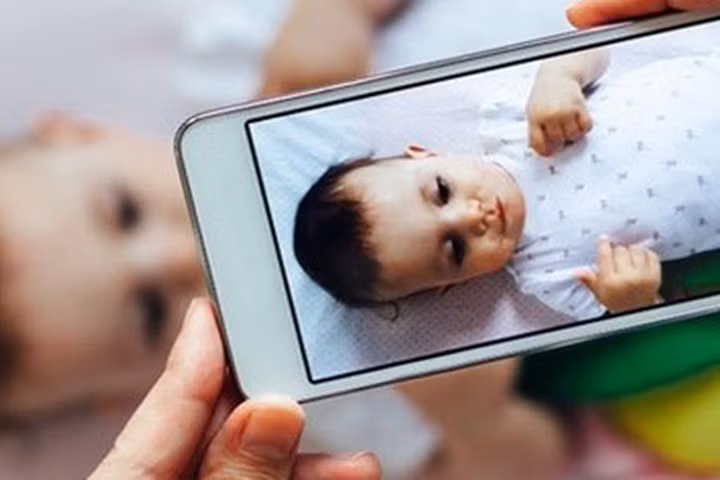 Dù rất muốn khoe con, bố mẹ đừng đăng ảnh bé lên FB