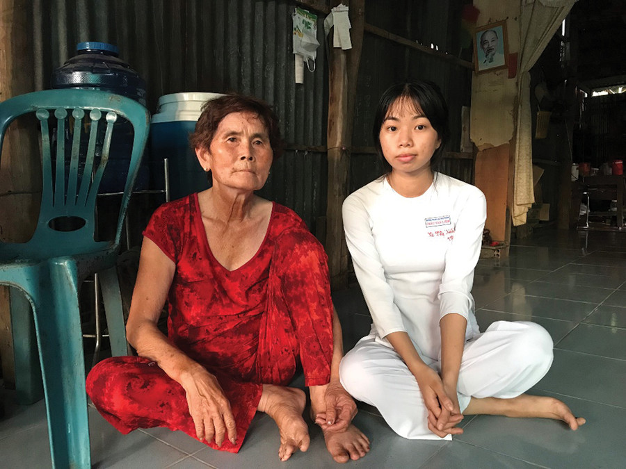 Em Kiều Tiên và bà ngoại. Em Kiều Tiên và bà ngoại.
