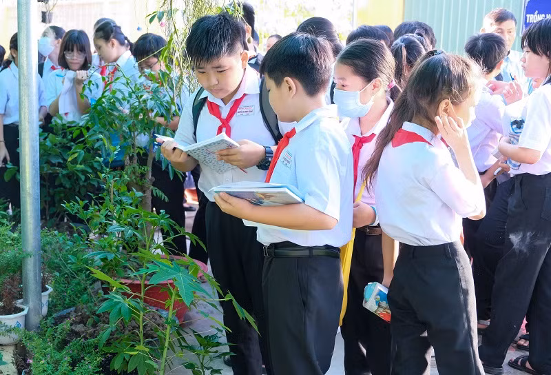 HS Trường THCS Đoàn Thị Điểm, quận Ninh Kiều (TP Cần Thơ) hào hứng trải nghiệm “Vườn sinh vật”.