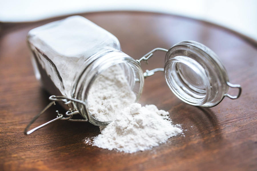3. Baking soda: Nguyên liệu đa năng này sẽ tăng gấp đôi hiệu quả trị gàu nếu biết cách. Đầu tiên, bạn làm ướt tóc rồi cho một ít bột baking soda lên da đầu và massage nhẹ nhàng. Sau đó, bỏ qua dầu gội và chuyển sang bước xả dưỡng tóc. Baking soda làm giảm các loại nấm hoạt động có thể gây ra gàu. Ban đầu, tóc của bạn sẽ bị khô nhưng sau vài tuần, da đầu sản xuất lượng dầu tự nhiên giúp tóc mềm hơn. Ảnh: Popsugar. 3. Baking soda: Nguyên liệu đa năng này sẽ tăng gấp đôi hiệu quả trị gàu nếu biết cách. Đầu tiên, bạn làm ướt tóc rồi cho một ít bột baking soda lên da đầu và massage nhẹ nhàng. Sau đó, bỏ qua dầu gội và chuyển sang bước xả dưỡng tóc. Baking soda làm giảm các loại nấm hoạt động có thể gây ra gàu. Ban đầu, tóc của bạn sẽ bị khô nhưng sau vài tuần, da đầu sản xuất lượng dầu tự nhiên giúp tóc mềm hơn. Ảnh: Popsugar.