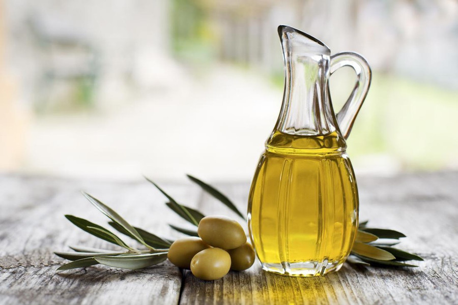 11. Dầu olive: Để hạn chế gàu, bạn massage khoảng 10 giọt dầu olive vào da đầu và trùm mũ tắm qua đêm. Sau khi thức dậy, bạn gội đầu như bình thường. Để chữa gàu nhanh hơn, hãy tìm loại dầu gội chứa tinh chất olive. Ảnh: medicalnewstoday. 11. Dầu olive: Để hạn chế gàu, bạn massage khoảng 10 giọt dầu olive vào da đầu và trùm mũ tắm qua đêm. Sau khi thức dậy, bạn gội đầu như bình thường. Để chữa gàu nhanh hơn, hãy tìm loại dầu gội chứa tinh chất olive. Ảnh: medicalnewstoday.