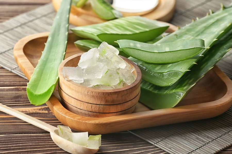 9. Nha đam: Gàu là tình trạng phổ biến bởi hiện tượng bong da trên đầu và gây ngứa. Theo RD, nha đam có tác dụng trị ngứa bằng cách xoa bóp nó lên da đầu trước khi gội. Tác dụng làm mát của nha đam sẽ dịu cơn ngứa và hạn chế tình trạng gàu phát triển. Ảnh: healthifyme. 9. Nha đam: Gàu là tình trạng phổ biến bởi hiện tượng bong da trên đầu và gây ngứa. Theo RD, nha đam có tác dụng trị ngứa bằng cách xoa bóp nó lên da đầu trước khi gội. Tác dụng làm mát của nha đam sẽ dịu cơn ngứa và hạn chế tình trạng gàu phát triển. Ảnh: healthifyme.