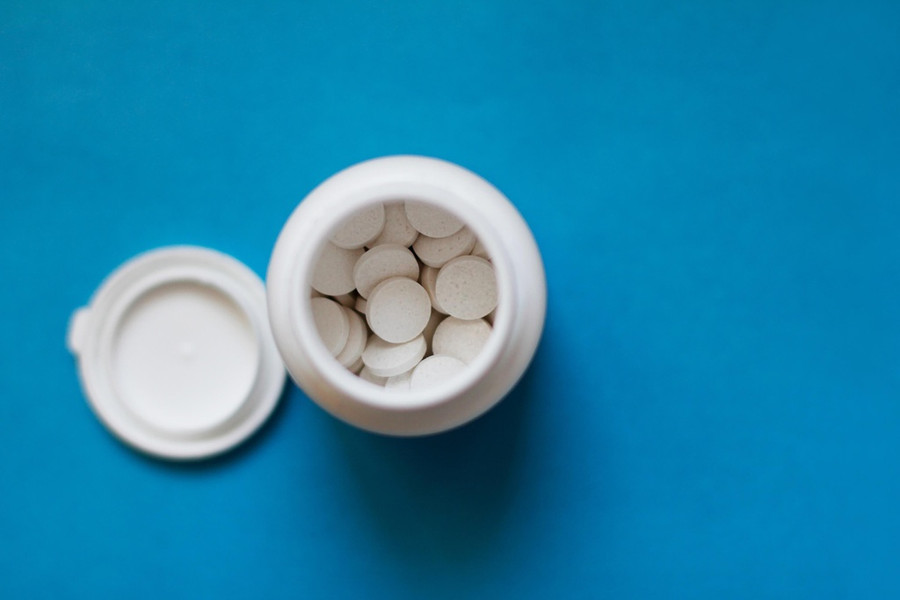 1. Aspirin: Aspirin là chất chứa thành phần hoạt tính tương tự axit salicylic có trong dầu gội trị gàu. Bạn có thể nghiền 2 viên aspirin thành bột mịn và trộn với dầu gội. Để hỗn hợp trên tóc khoảng 1-2 phút, sau đó xả sạch và gội đầu như bình thường. Ảnh: usa health. 1. Aspirin: Aspirin là chất chứa thành phần hoạt tính tương tự axit salicylic có trong dầu gội trị gàu. Bạn có thể nghiền 2 viên aspirin thành bột mịn và trộn với dầu gội. Để hỗn hợp trên tóc khoảng 1-2 phút, sau đó xả sạch và gội đầu như bình thường. Ảnh: usa health.