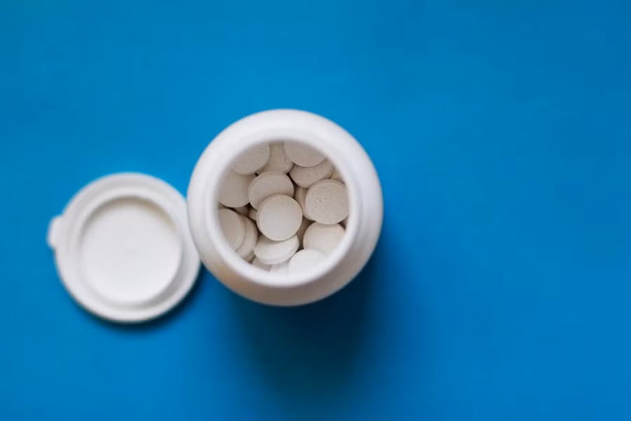 1. Aspirin: Aspirin là chất chứa thành phần hoạt tính tương tự axit salicylic có trong dầu gội trị gàu. Bạn có thể nghiền 2 viên aspirin thành bột mịn và trộn với dầu gội. Để hỗn hợp trên tóc khoảng 1-2 phút, sau đó xả sạch và gội đầu như bình thường. Ảnh: usa health.