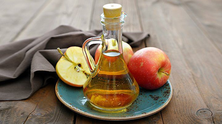4. Giấm táo: Tiến sĩ Mehmet Oz cho rằng giấm táo làm thay đổi độ pH trên da đầu, khiến nấm men khó phát triển hơn. Hãy trộn 1/4 cốc giấm táo với 1/4 nước trong bình xịt rồi thoa lên da đầu. Sau đó, bạn ủ tóc bằng khăn trong 15 phút đến một giờ và gội đầu như bình thường. Lặp lại các bước trên 2 lần/tuần để thấy sự khác biệt. Ảnh: Everydayhealth. 4. Giấm táo: Tiến sĩ Mehmet Oz cho rằng giấm táo làm thay đổi độ pH trên da đầu, khiến nấm men khó phát triển hơn. Hãy trộn 1/4 cốc giấm táo với 1/4 nước trong bình xịt rồi thoa lên da đầu. Sau đó, bạn ủ tóc bằng khăn trong 15 phút đến một giờ và gội đầu như bình thường. Lặp lại các bước trên 2 lần/tuần để thấy sự khác biệt. Ảnh: Everydayhealth.