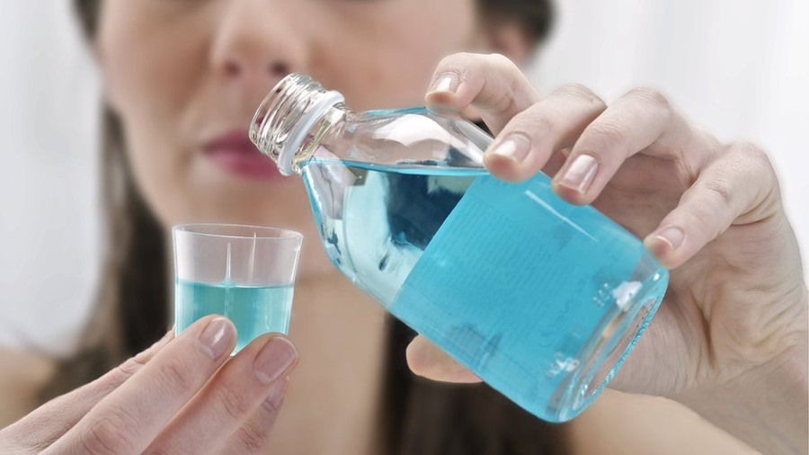5. Nước súc miệng: Để điều trị trường hợp gàu nặng, hãy gội đầu bằng dầu gội thông thường. Sau đó, xả lại tóc với nước súc miệng có cồn. Cuối cùng, sử dụng dầu xả để làm mềm tóc. Đặc tính chống nấm của nước súc miệng giúp ngăn ngừa sự phát triển của gàu trên da đầu. Ảnh: BBC. 5. Nước súc miệng: Để điều trị trường hợp gàu nặng, hãy gội đầu bằng dầu gội thông thường. Sau đó, xả lại tóc với nước súc miệng có cồn. Cuối cùng, sử dụng dầu xả để làm mềm tóc. Đặc tính chống nấm của nước súc miệng giúp ngăn ngừa sự phát triển của gàu trên da đầu. Ảnh: BBC.