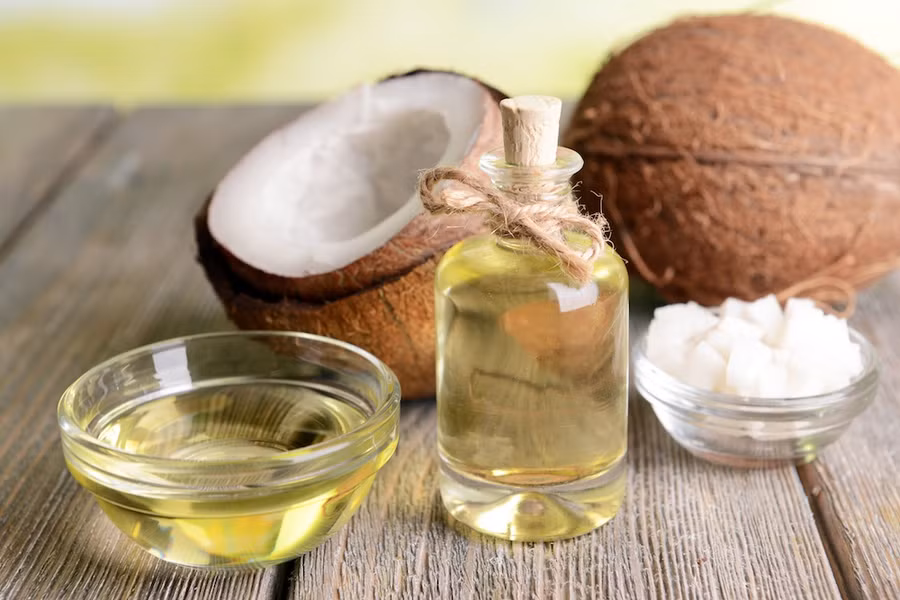 6. Dầu dừa: Nguyên nhân dẫn đến tình trạng gàu là do bụi bẩn, mồ hôi, da chết còn sót lại trên da. Trước khi tắm, bạn xoa 3-5 thìa dầu dừa lên da đầu và ủ tóc trong khoảng một giờ. Để đẩy nhanh quá trình loại bỏ gàu, bạn nên kết hợp với dầu gội có chứa dầu dừa. Ảnh: keckmedicine.