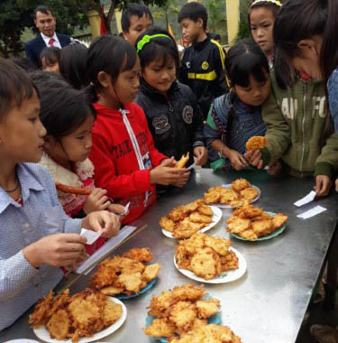 HS Trường PTDTBT Tiểu học Hoàng Thu Phố (Bắc Hà – Lào Cai) tham dự hoạt động trải nghiệm ẩm thực đầu năm học đầy hào hứng. Ảnh: NTCC HS Trường PTDTBT Tiểu học Hoàng Thu Phố (Bắc Hà – Lào Cai) tham dự hoạt động trải nghiệm ẩm thực đầu năm học đầy hào hứng. Ảnh: NTCC