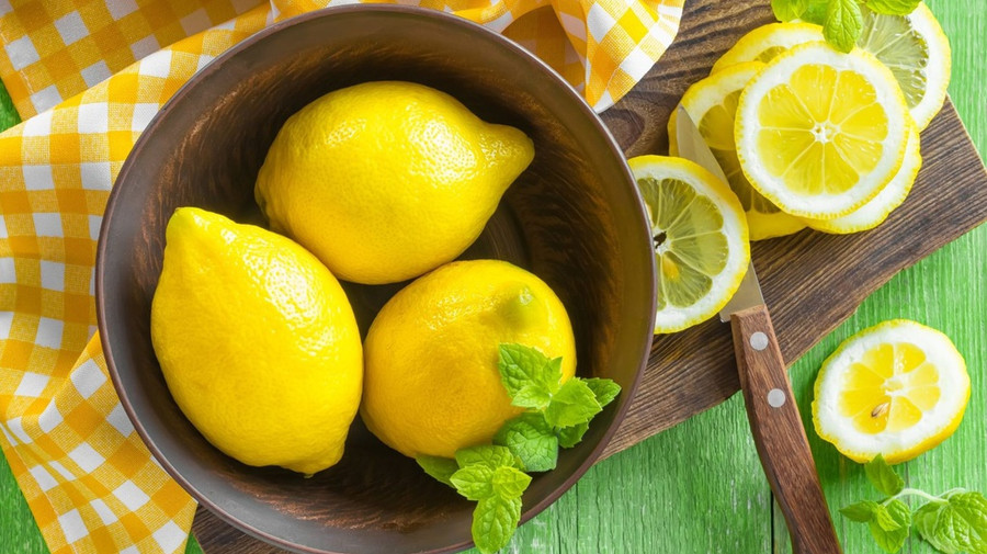 7. Chanh: Loại quả này chứa nhiều thành phần axit citric có khả năng kháng khuẩn, tiêu diệt nấm, ngăn ngừa sự phát triển của gàu. Chỉ cần massage 2 thìa nước cốt chanh vào da đầu và xả sạch với nước, sau đó khuấy một thìa cà phê nước cốt chanh vào cốc nước và tiếp tục xả tóc lần thứ 2. Lặp lại điều này mỗi khi gội đầu cho đến khi gàu biến mất. Ảnh: Nexter. 7. Chanh: Loại quả này chứa nhiều thành phần axit citric có khả năng kháng khuẩn, tiêu diệt nấm, ngăn ngừa sự phát triển của gàu. Chỉ cần massage 2 thìa nước cốt chanh vào da đầu và xả sạch với nước, sau đó khuấy một thìa cà phê nước cốt chanh vào cốc nước và tiếp tục xả tóc lần thứ 2. Lặp lại điều này mỗi khi gội đầu cho đến khi gàu biến mất. Ảnh: Nexter.