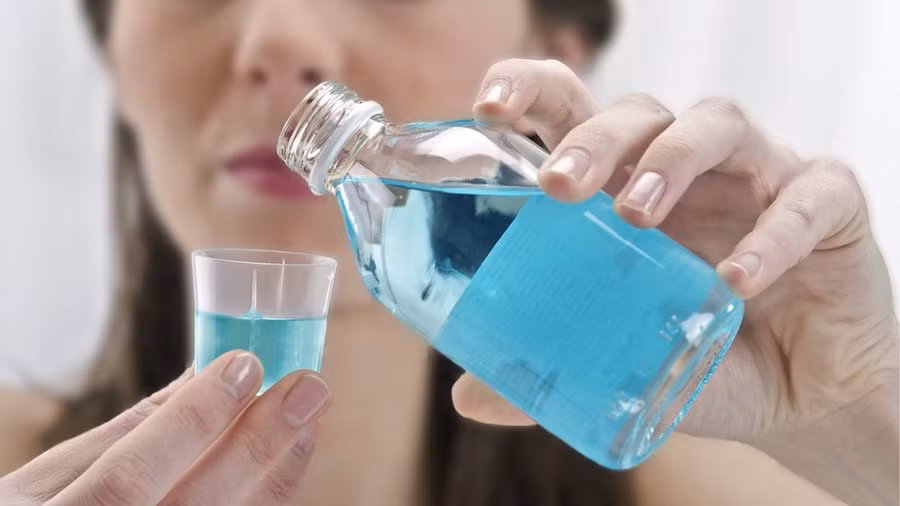 5. Nước súc miệng: Để điều trị trường hợp gàu nặng, hãy gội đầu bằng dầu gội thông thường. Sau đó, xả lại tóc với nước súc miệng có cồn. Cuối cùng, sử dụng dầu xả để làm mềm tóc. Đặc tính chống nấm của nước súc miệng giúp ngăn ngừa sự phát triển của gàu trên da đầu. Ảnh: BBC.