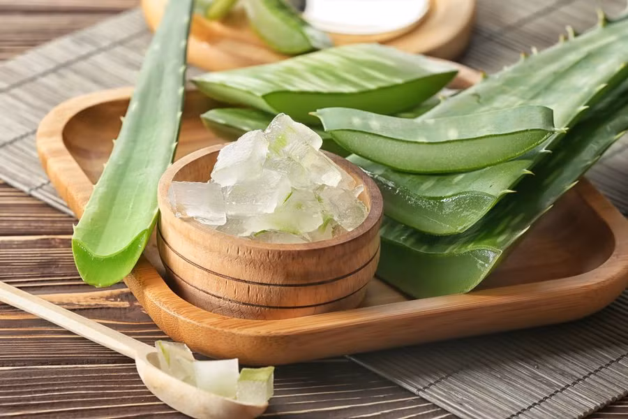 9. Nha đam: Gàu là tình trạng phổ biến bởi hiện tượng bong da trên đầu và gây ngứa. Theo RD, nha đam có tác dụng trị ngứa bằng cách xoa bóp nó lên da đầu trước khi gội. Tác dụng làm mát của nha đam sẽ dịu cơn ngứa và hạn chế tình trạng gàu phát triển. Ảnh: healthifyme.