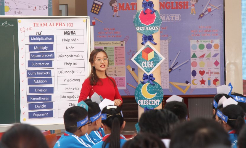 Cô Lương Thị Lâm An - GV Trường THCS Trần Phú trong tiết dạy Toán bằng tiếng Anh.