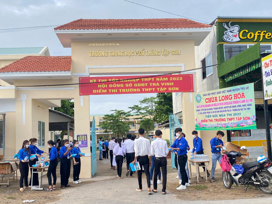 Thí sinh tỉnh Trà Vinh đến trường thi.