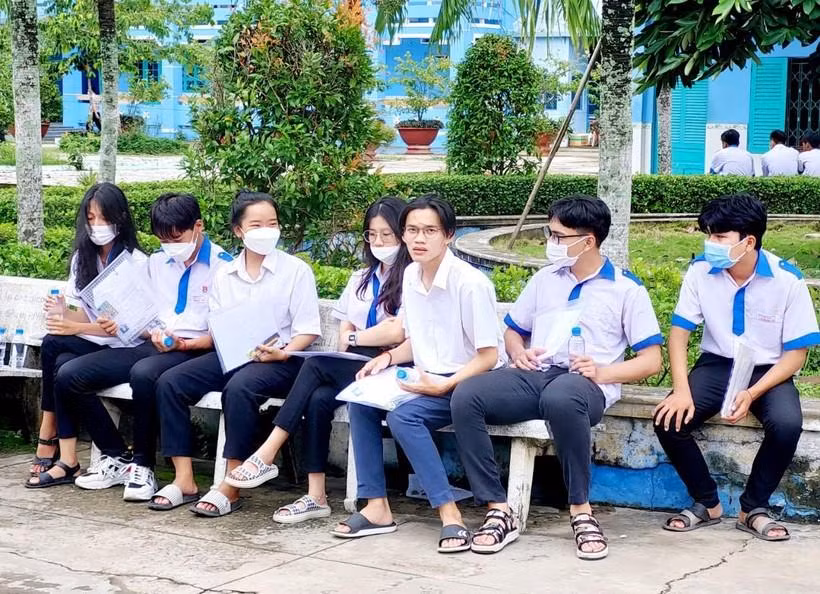 Thí sinh chờ tới giờ tập trung vào phòng thi.