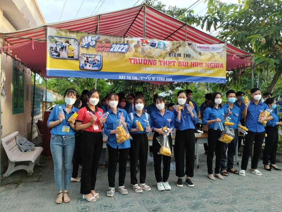 Lực lượng tình nguyện viên túc trực hỗ trợ thí sinh. Lực lượng tình nguyện viên túc trực hỗ trợ thí sinh.