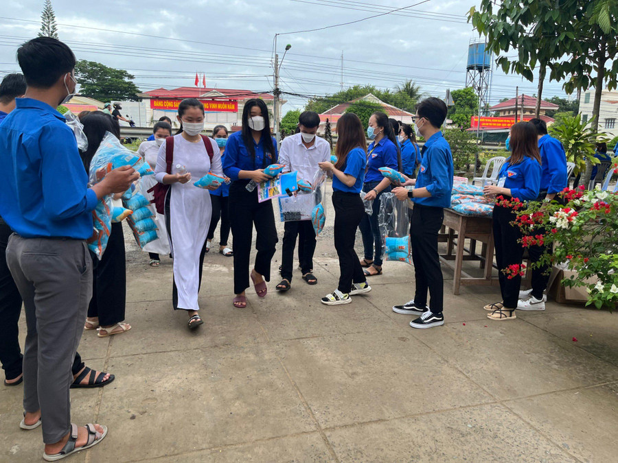 Thí sinh hoàn bài bài thi ra về. Thí sinh hoàn bài bài thi ra về.