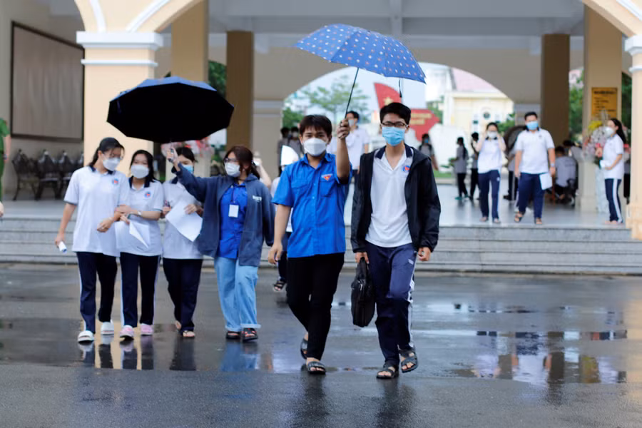 Thí sinh Tiền Giang ra về sau khi thi xong môn Ngoại ngữ.