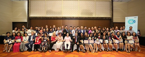 Các học viên chụp ảnh cùng các đại biểu tại Hội thảo tổng kết khóa