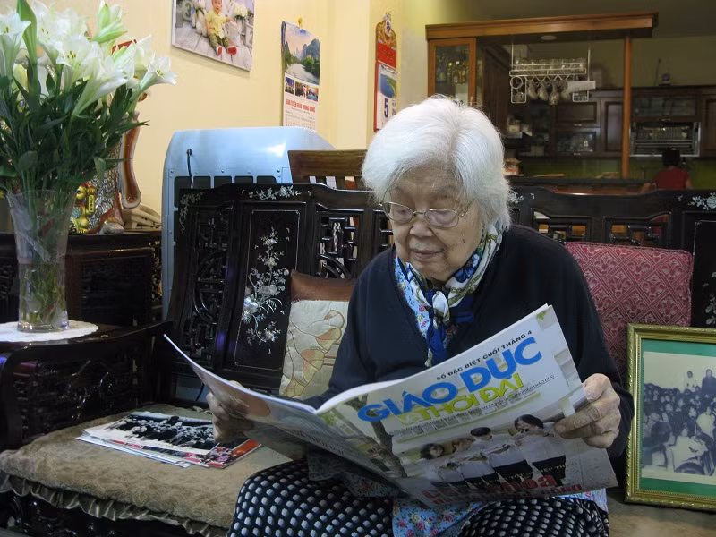 Bà Hoàng Lan Dung vẫn luôn quan tâm theo dõi sự nghiệp giáo dục nước nhà.