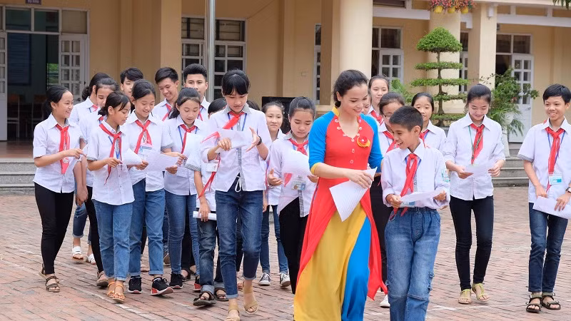 Cô và trò Trường THCS Kim Liên (Nam Đàn, Nghệ An) trong giờ ngoại khóa diễn xướng dân ca. Ảnh: TG