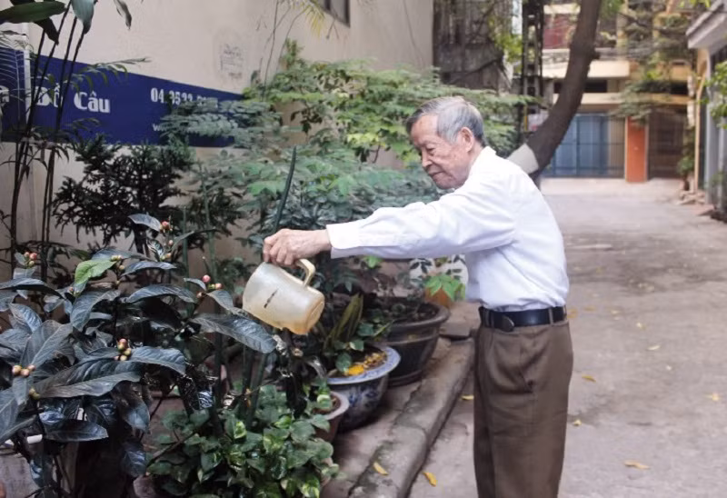 90 tuổi song hằng ngày Đại tá, Anh hùng LLVT La Văn Cầu vẫn cùng Tổ dân phố quét dọn, tưới tắm cây cối, giữ sạch quang cảnh Thủ đô. Ảnh: Giang Nam