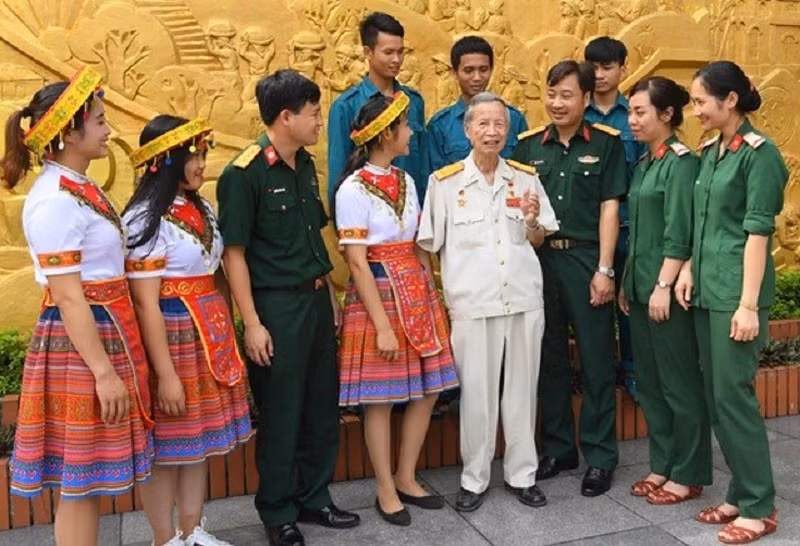 Anh hùng LLVT nhân dân La Văn Cầu (thứ tư từ phải sang) kể chuyện truyền thống với các bạn trẻ.