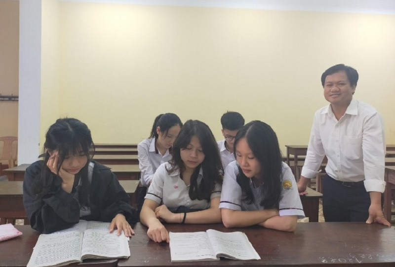 Thầy Trần Văn Toản hướng dẫn học sinh học tập. Ảnh: NVCC