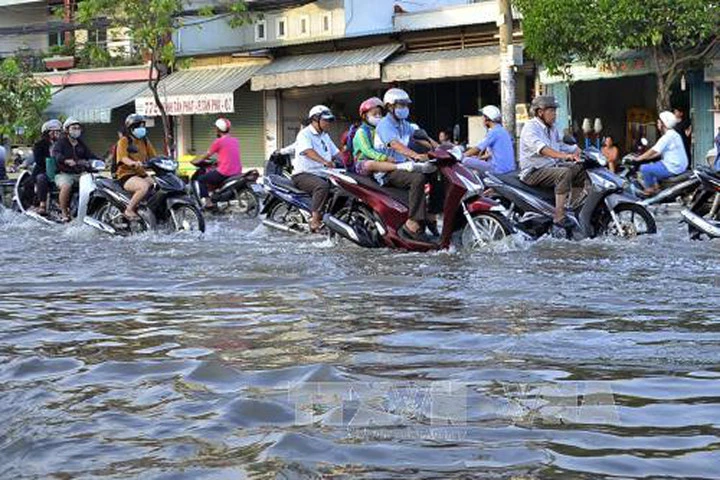 Triều cường gây ngập nặng trên đường Huỳnh Tân Phát. Ảnh: Tuấn Anh/TTXVN.