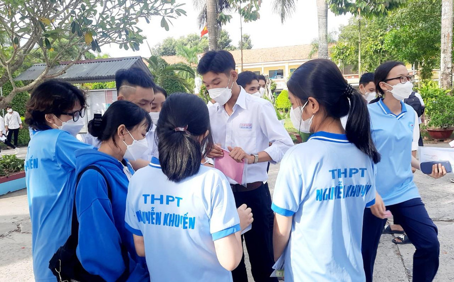 Thí sinh An Giang trao đổi sau giờ thi.
