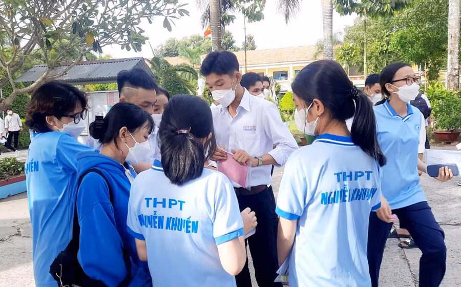 Thí sinh An Giang trao đổi sau giờ thi.