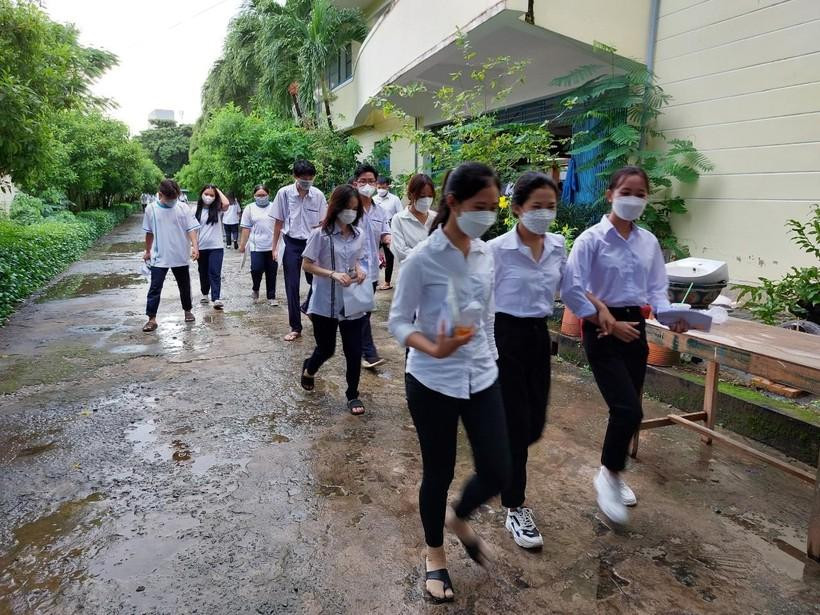 Thí sinh Sóc Trăng ra về sau khi hoàn thành bài thi môn Toán.