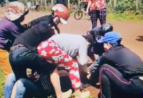 Xác định được địa bàn và những người trong clip đánh ghen gây xôn xao cộng đồng mạng - Ảnh 1 Xac dinh duoc dia ban va nhung nguoi trong clip danh ghen gay xon xao cong dong mang - Anh 1